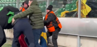 Kibic na meczu Legii ZRYWA flagę Sparty, a potem... [VIDEO]